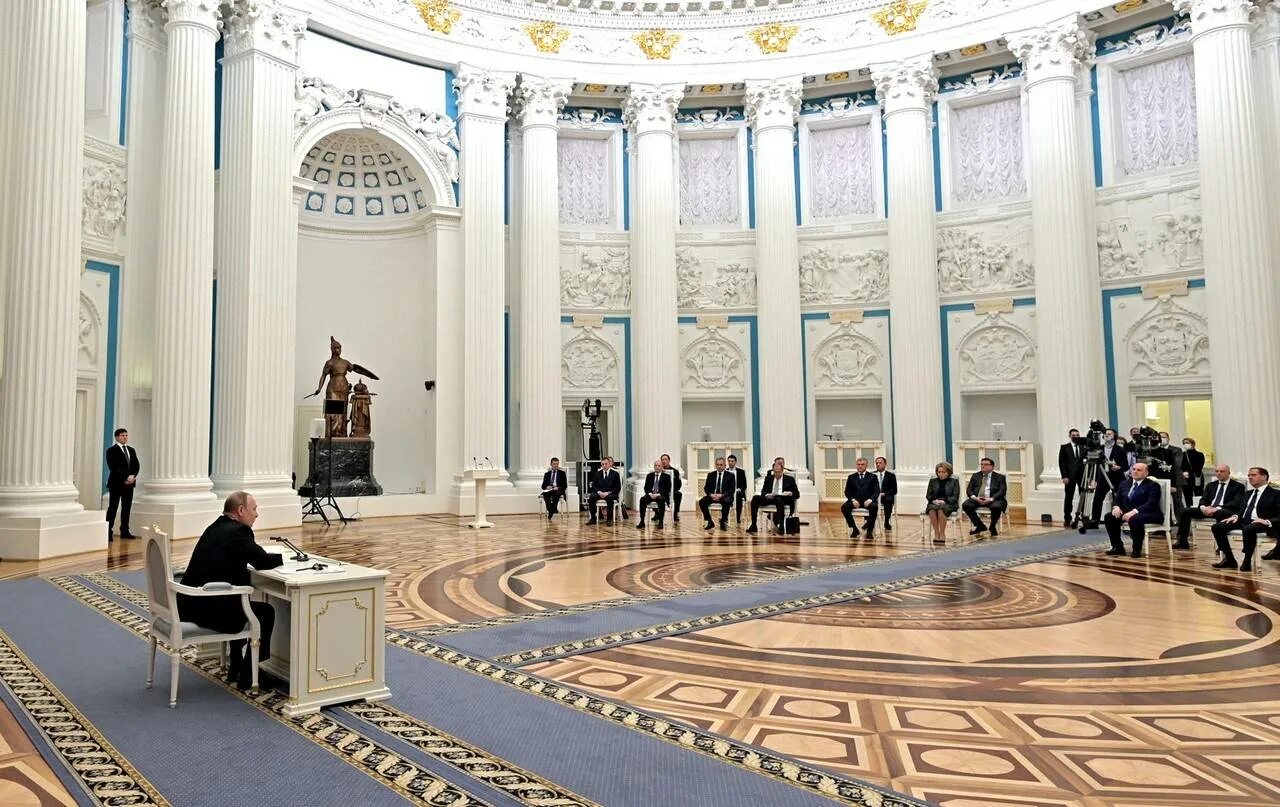 Члены совбеза рф. Сб оон 2022. Екатерининский зал в кремле президент дмитрий медведев. Заседание совета безопасности рф 21 февраля 2022. Путин заседание совета безопасности.