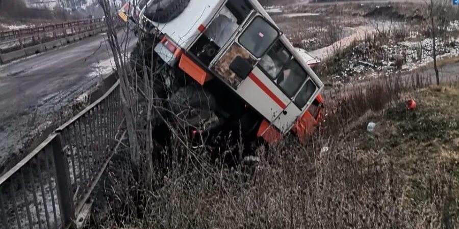 Что случилось с шахтерами в амурской области. Автобус для эвакуации людей. Автобус перевернулся сегодня. Вахтовый автобус Pixabay.