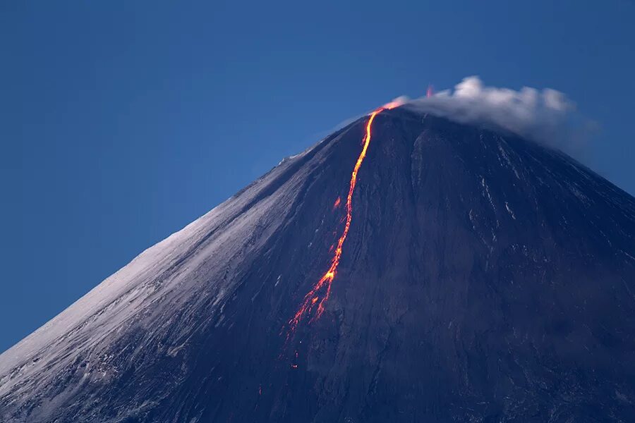 Ключевская сопка извержение 2021. Камчатский вулкан ключевская сопка. Вулканы камчатки юнеско ключевская сопка. Вулкан килиманджаро извержение. Вулкан везувий действующий.