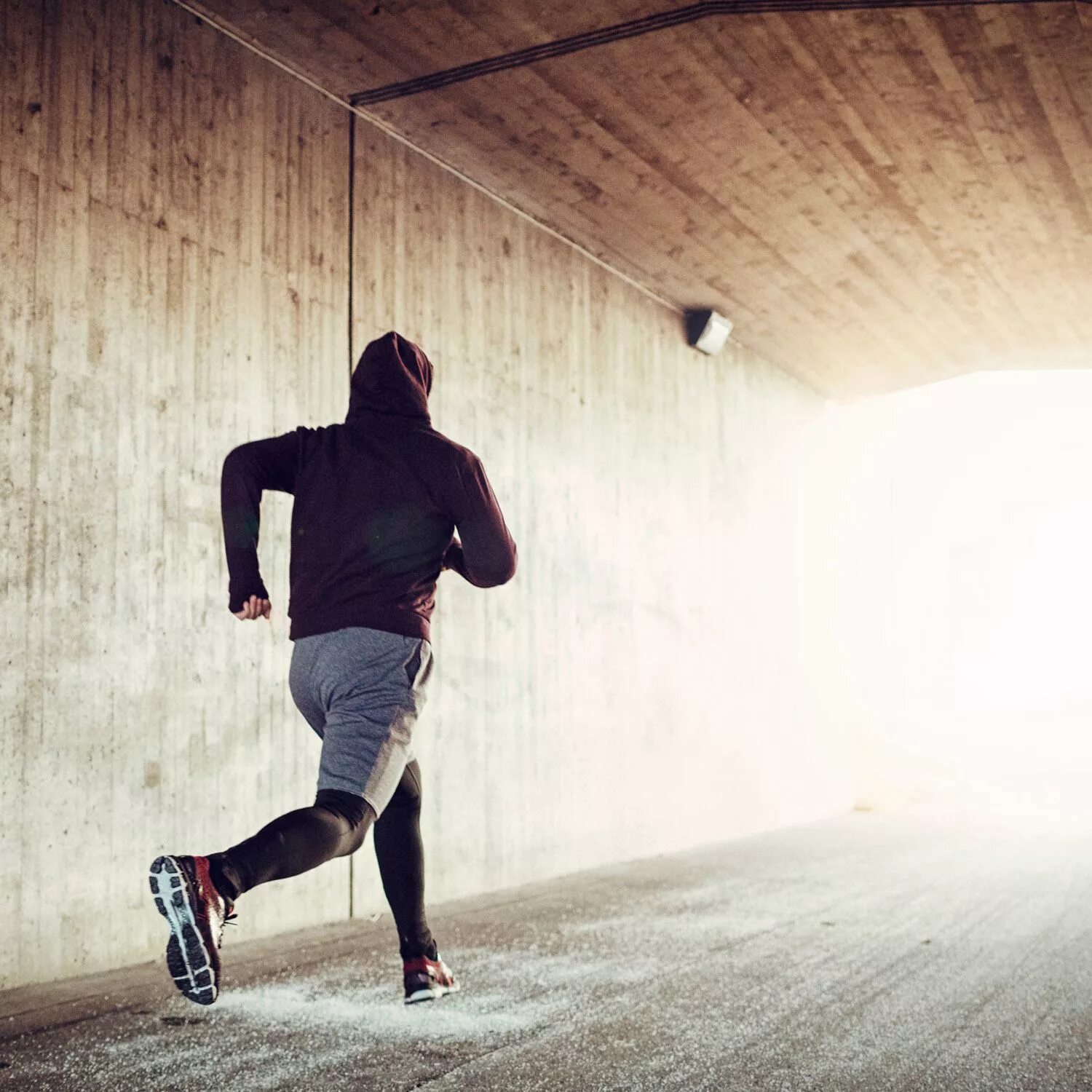 Go run песня. Парень на пробежке. обои на телефон бег. бег с налобным фонариком. go run.