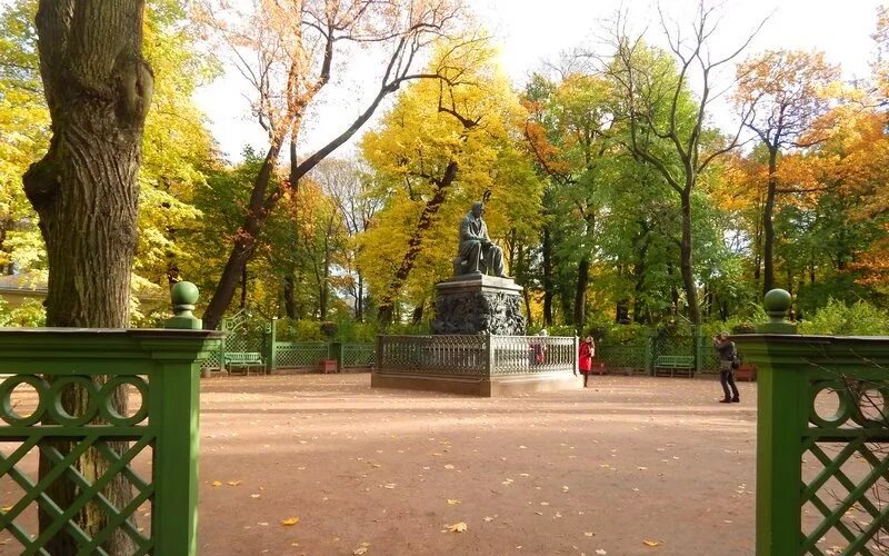 Летний сад в Санкт-Петербурге Крылов. Памятник Крылову в летнем саду Санкт-Петербурга осень. Памятник Крылову в летнем саду. Летний сад, Санкт-Петербург, Невская аллея.