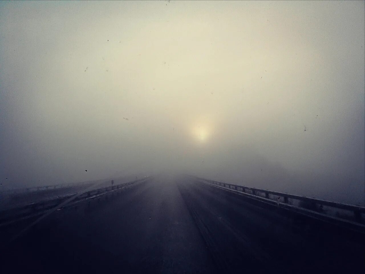 Машина в тумане. КАМАЗ В тумане. Туман в Казани. Туман дорога фото. Плохо видимый в тумане