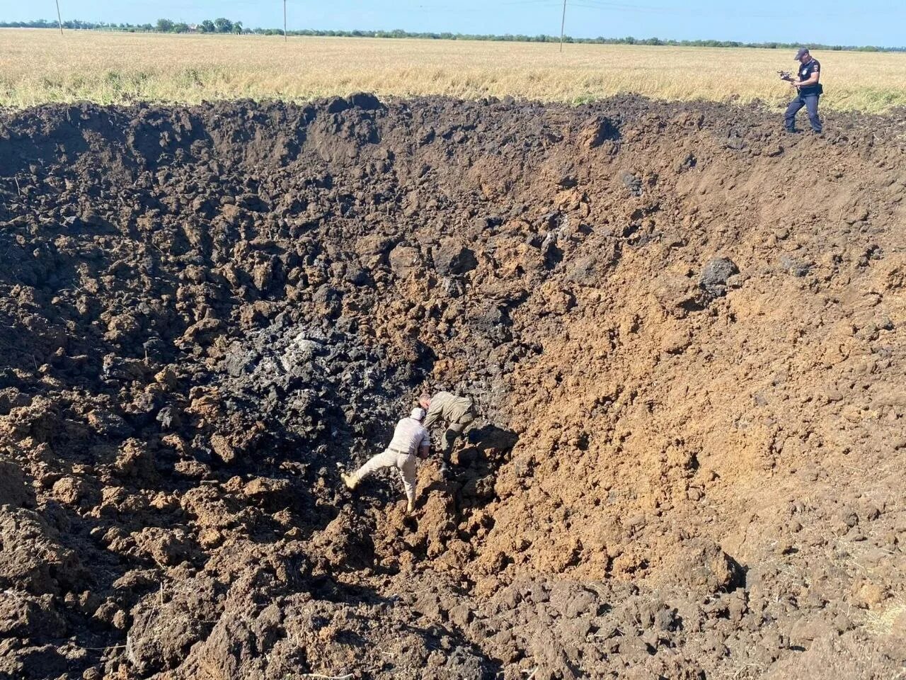 Что произошло 5 мая. Аэродром Приморско-Ахтарск. Воронка от взрыва. Воронки от взрывов. Воронка от бомбы.