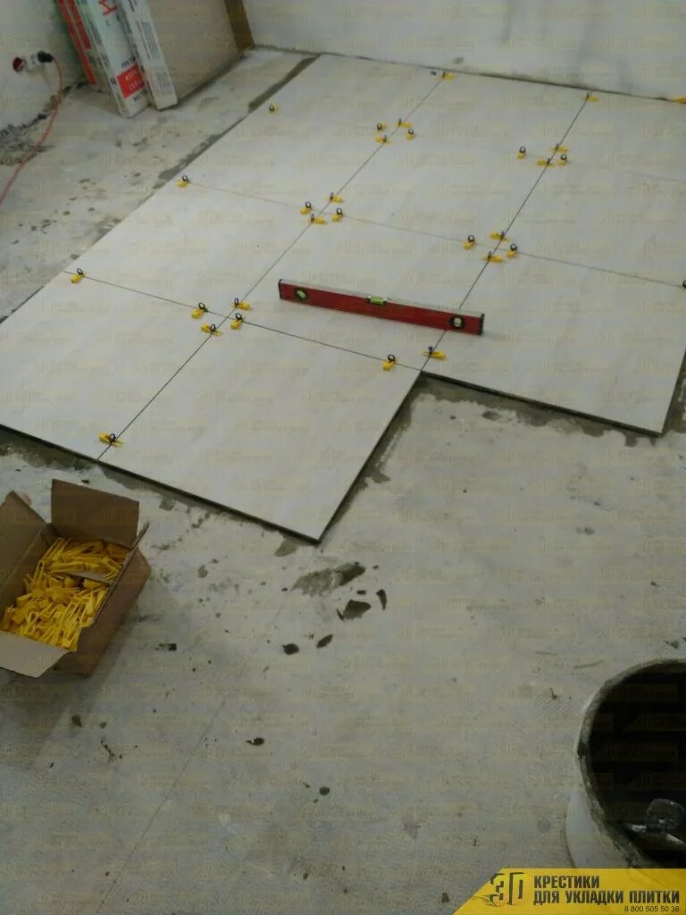 разметка для укладки плитки. лазер для укладки плитки на пол. разметка уровня пола лазерным уровнем. проверить укладку плитки пола. укладка кафельной плитки.