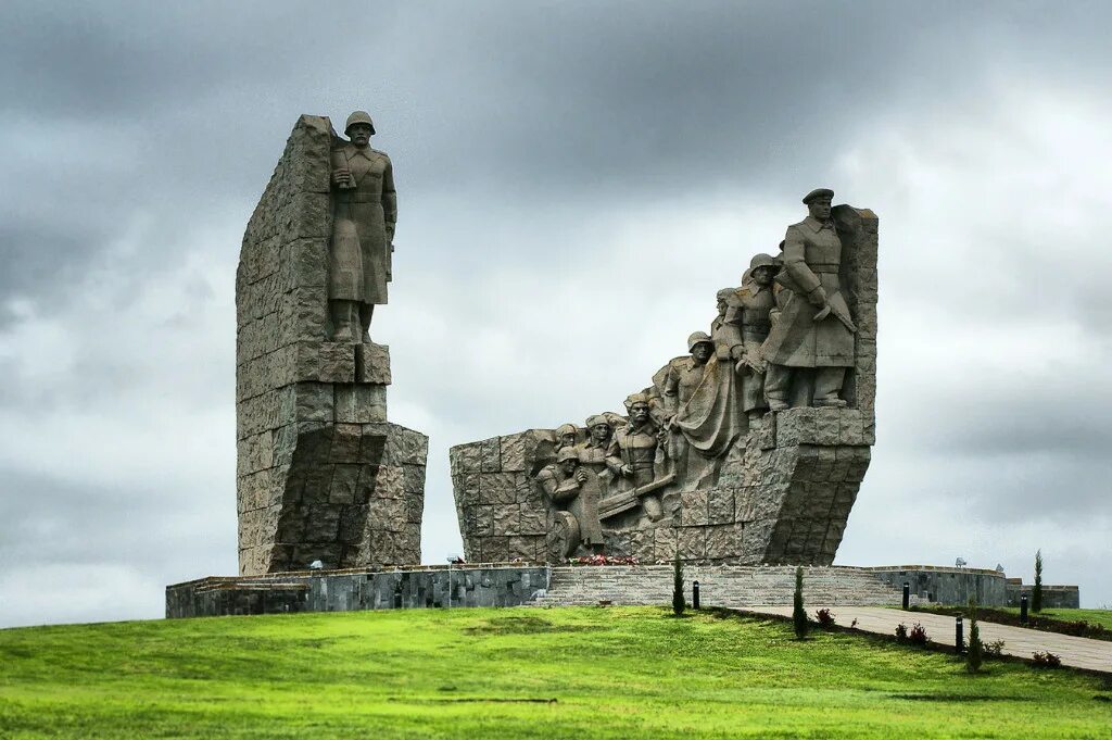 Культурно исторические достопримечательности ростовской области. Мемориал Самбекские высоты в Ростовской области. Таганрог Самбекские высоты музей. Мемориал славы Самбекские высоты. Самбек Ростовская область музей.