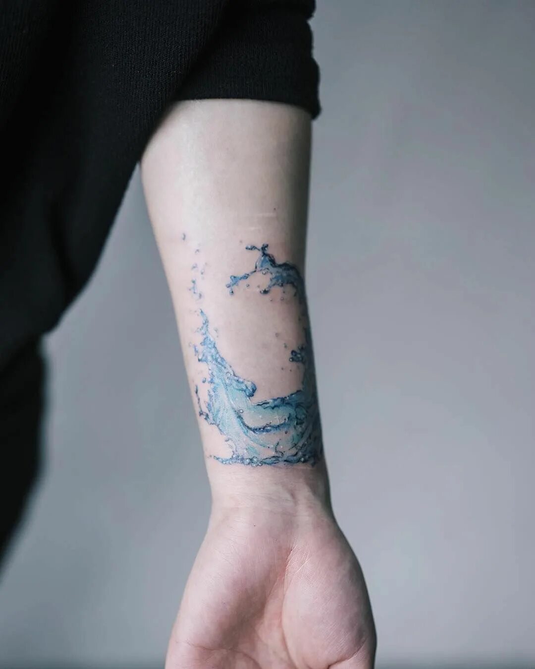 Тату на руке море. Тату вода. тату море на руке. тату волны на предплечье. маленькие тату вода.