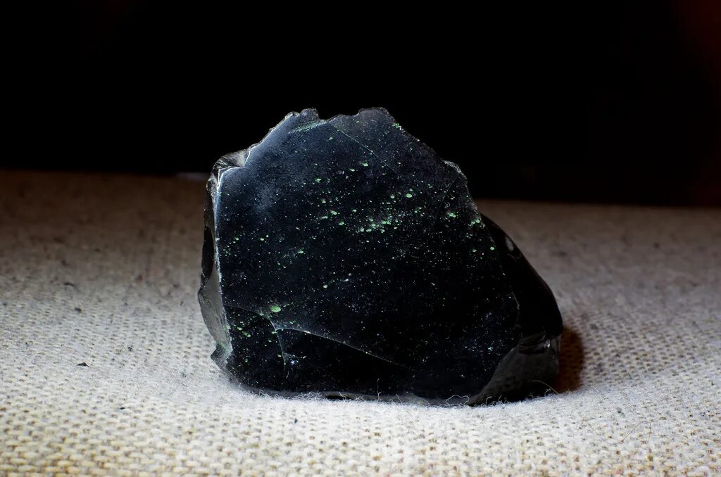 Самый черный минерал. Минералы черного обсидиана. Обсидиан руда. Зеленый обсидиан минерал. Тектит камень.