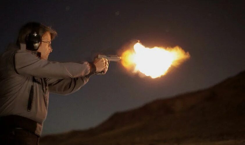 Пуля из пистолета. Стрельба из глок 17. Мотоцикл джона коннора в терминаторе 2. Вспышка от выстрела пистолета. 2 выстрела дай.