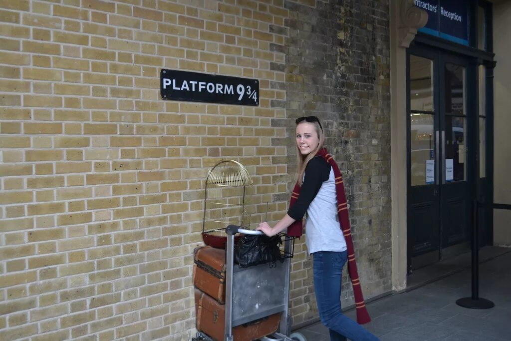 Платформа 9 школа. Платформа кингс-кросс. кинг кросс 9 и 34. king&#039;s cross station 9 34. king cross station platform 9 34.
