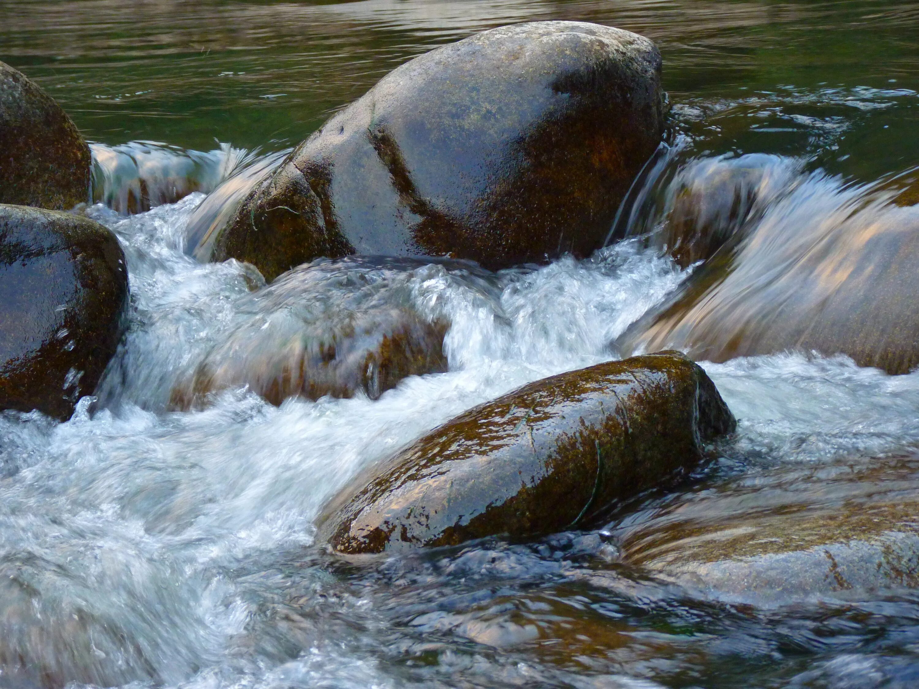 Вода бежит по мостам