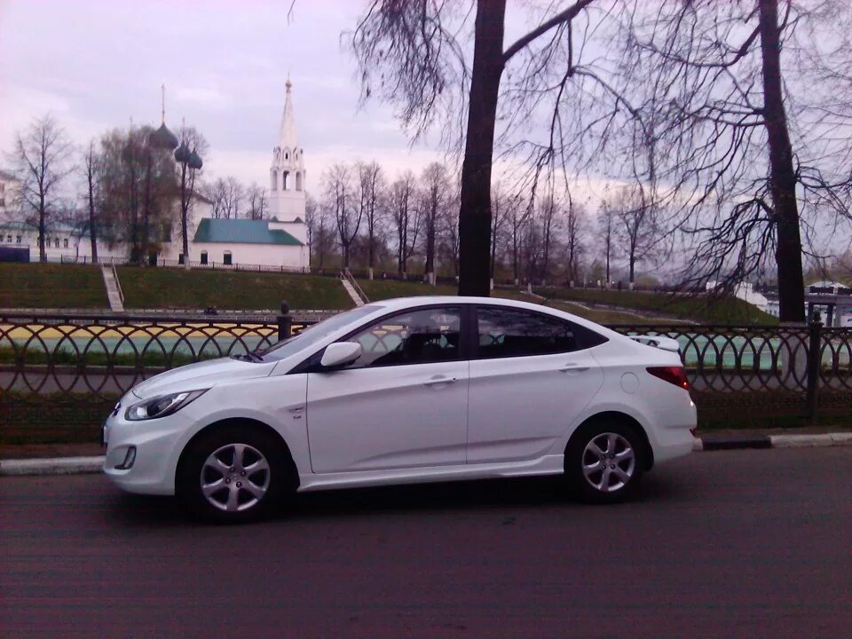 Белый Хендай праворульный. Хендай белый вытянутый. Учебный Hyundai в Ярославле. Хендай Ярославль ВК.