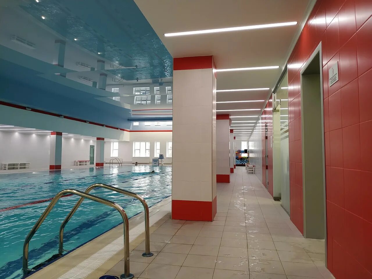 We gym бассейн. Спортзал атмосфера владимир. Спортзал атмосфера калуга. Спортзал с бассейном. Скай фитнес спб.