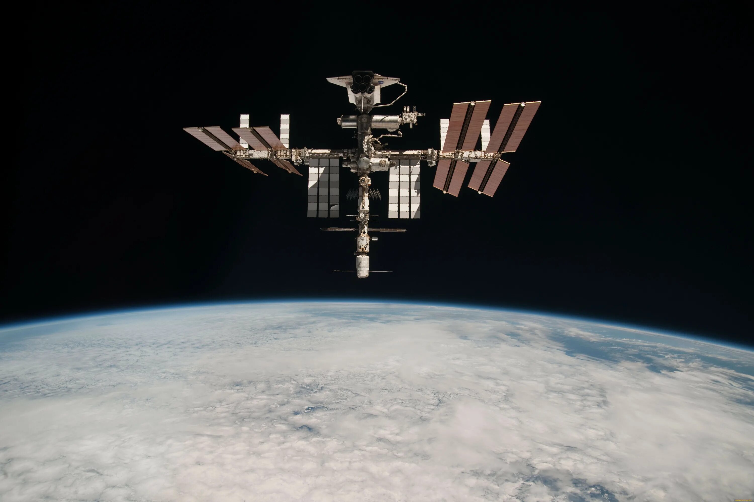 Первая космическая станция на орбите. Космическая станция МКС. Спейс шаттл и МКС. Спутник НАСА станция МКС. Станция ISS.