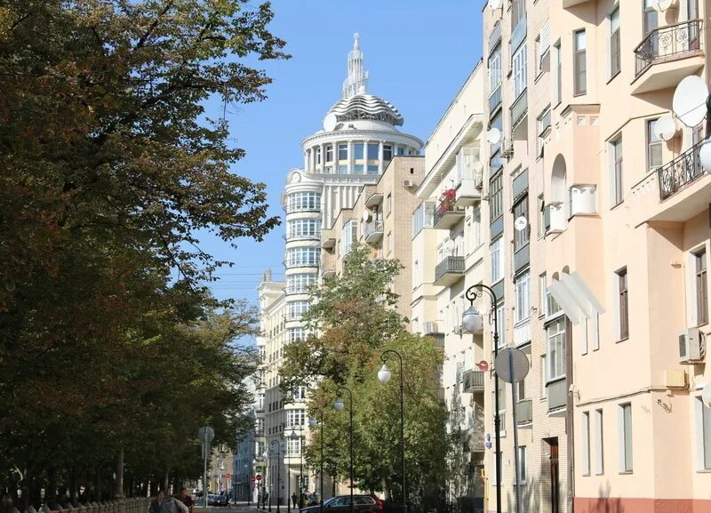 Дом Патриарх на Патриарших прудах. Жилой дом Патриарх в Москве. Высотка на Патриарших прудах. Дом на Патриарших с башней Татлина. Дом патриарх в москве