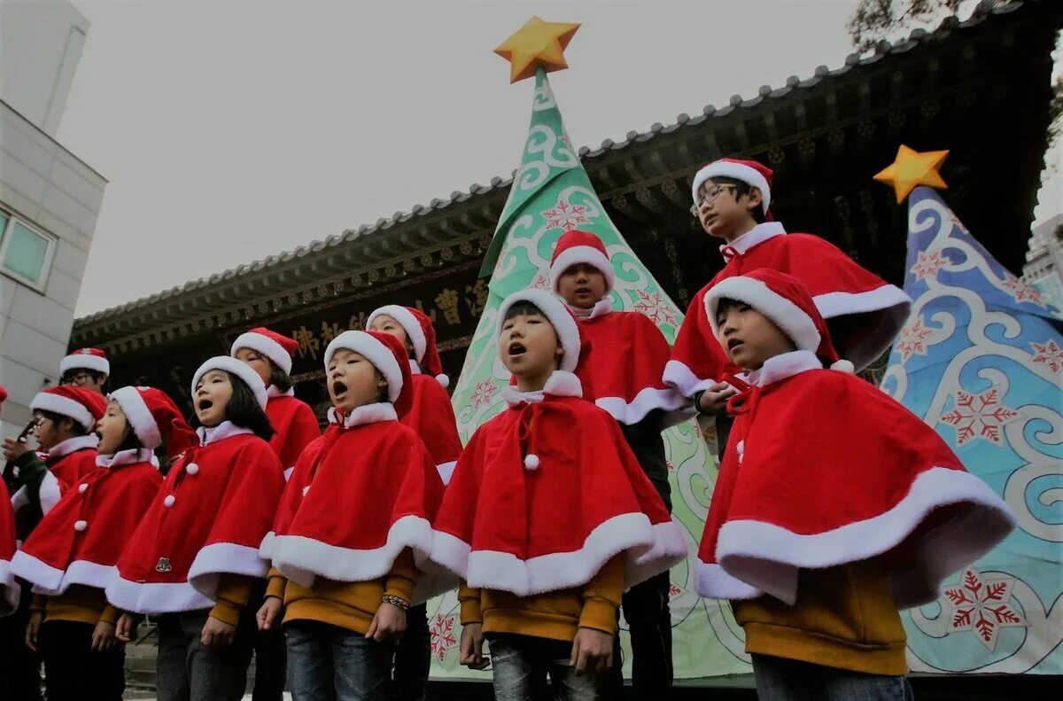 Когда празднуют новый год в корее. Рождество в Южной Корее. Новый год в Южной Корее. Кореец Рождество. Рождество Христово в Корее.