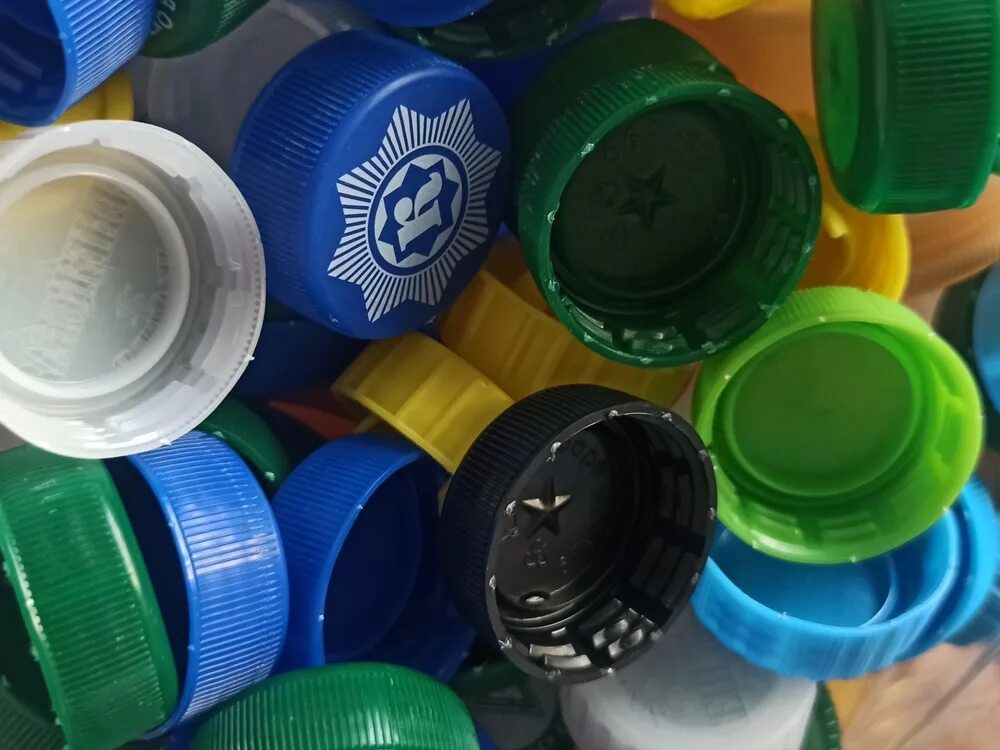 Крышки от бутылок. Крышки от бутылок экологическая акция. Крышечки пластиковые экология. Акция водорослям крышка.