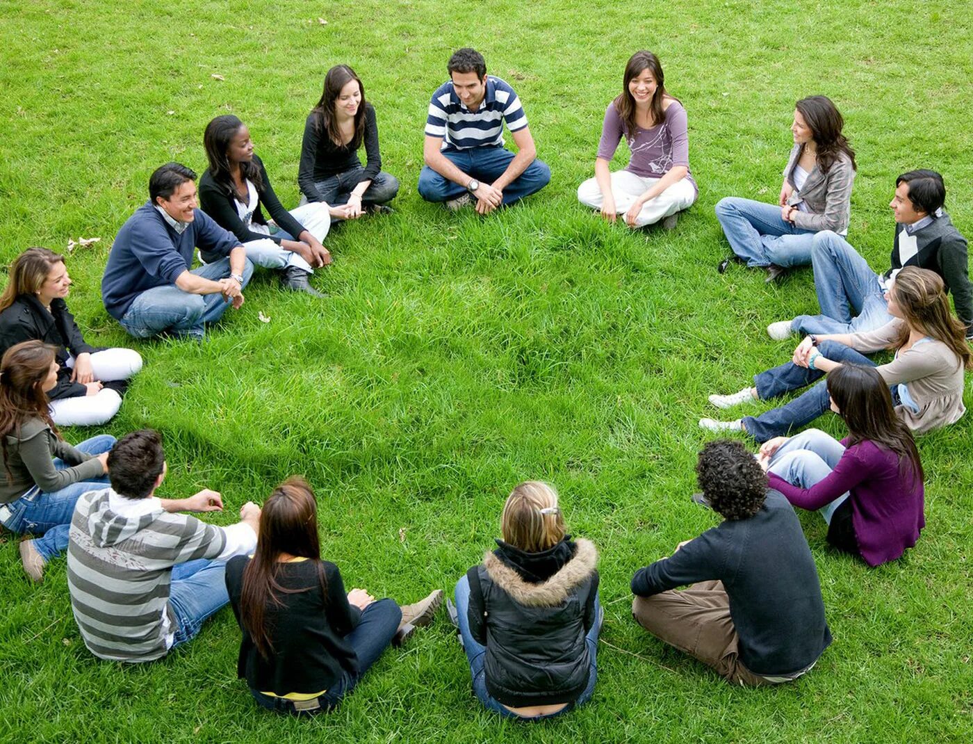 Окружение по другому. Люди сидят в кругу. Психологический тренинг. Подростки сидят в кругу. Человек сидит на траве.