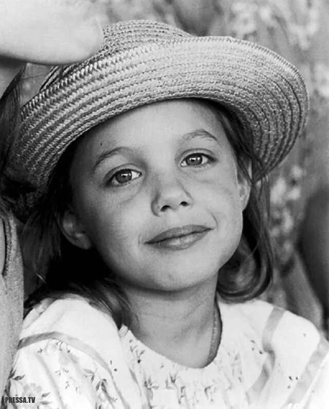 Жизнь знаменитых детей. Анджелина Джоли. Джоли в детстве. Анджелина Джоли маленькая в детстве. Анджелина Джоли в детстве фото.