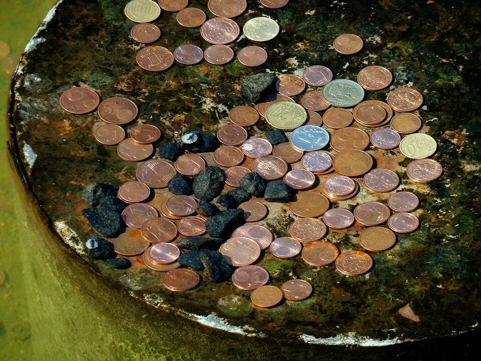 Денежная дата. Монеты в фонтане. Фонтан из монет. Монеты в воде. Монетка в воде.