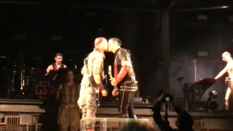 Перевод песни rammstein moskau. Клавишник rammstein флаке. рамштайн концерт в питере 2019.
