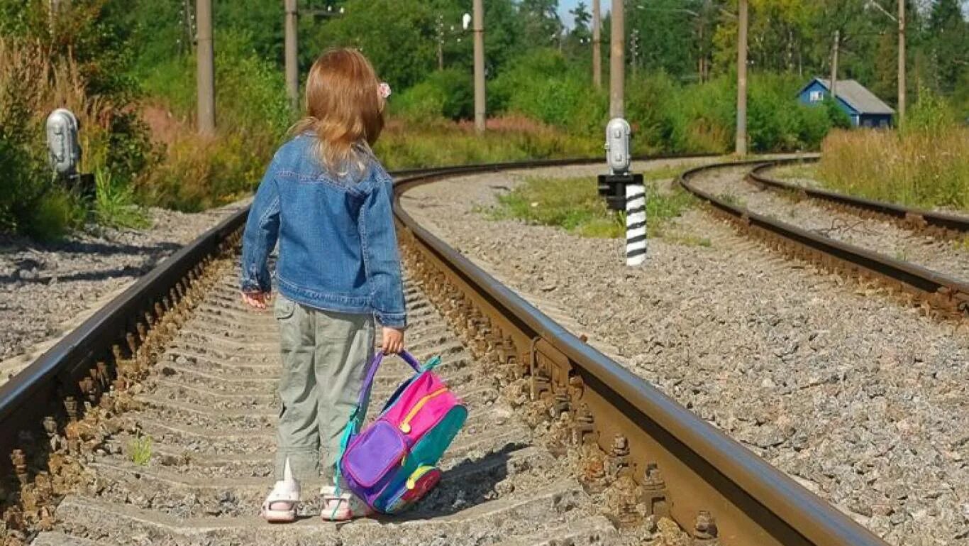 Дети на жд путях. Железная дорога для детей. ребенок на рельсах. дети на жд дороге.