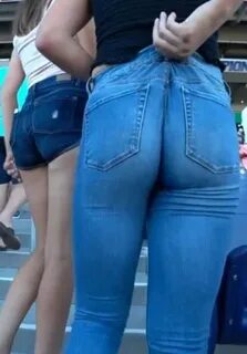 Candid Teen In Tight Jeans With Cameltoe.