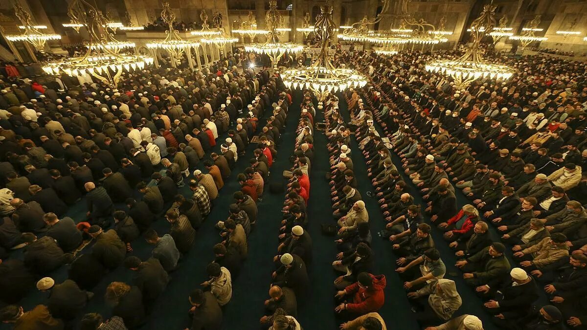 Во сколько начинается молитва у мусульман. Молитва в мечети. Что такое Рамадан у мусульман. Рамадан праздник мусульман.