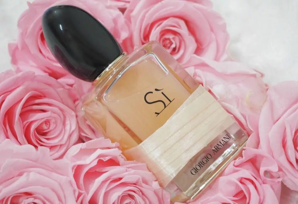 Нежным ароматом роз. Духи си Джорджио Армани. Парфюмерная вода Armani si Rose Signature. Si Rose Signature EDP 50ml.