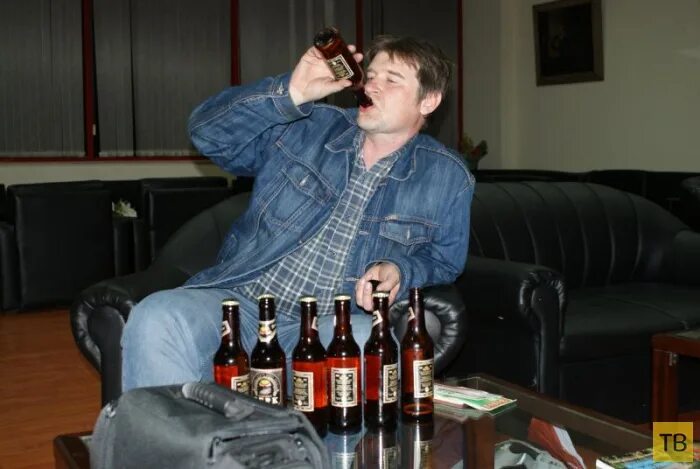 Гопник с пивом. Алкаш с пивом. Алкаш с пивом. Пьяный с бутылкой. Алкаш с пивом.