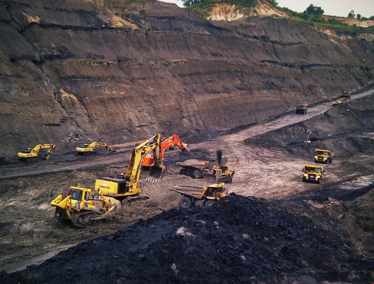 Открытая разработка месторождений полезных ископаемых. Добыча угля. Добыча угля карьер. Добыча угля в карьере.
