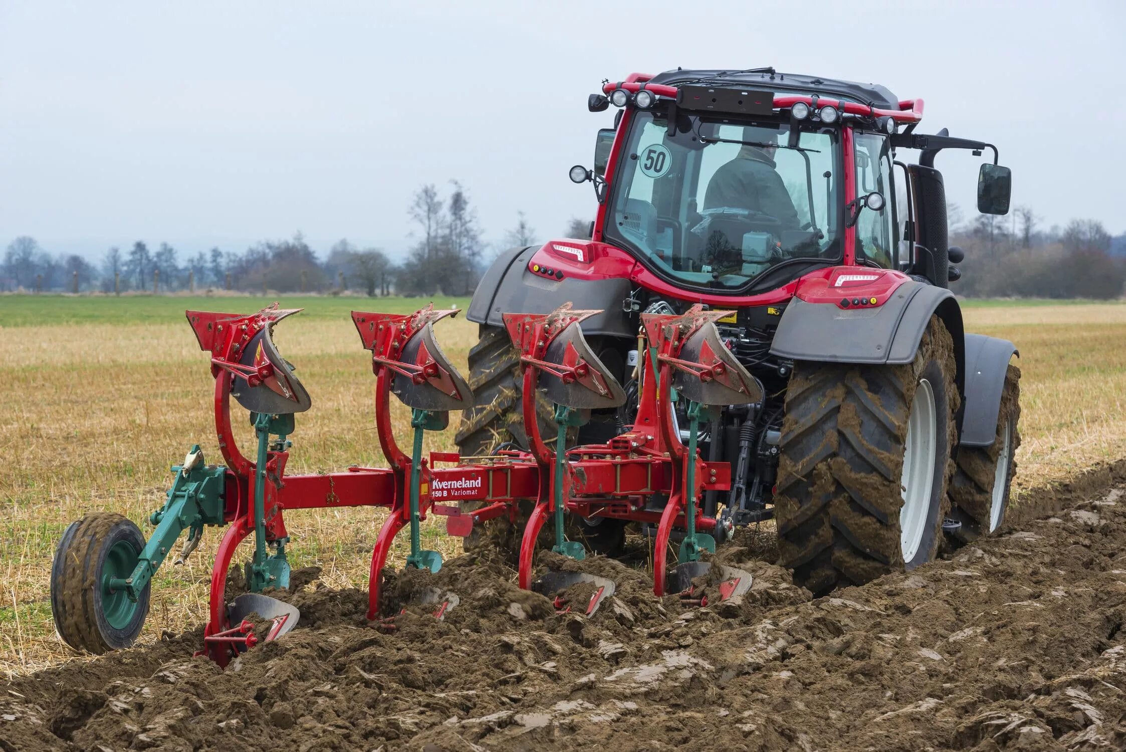 Вспашка огорода мотоблоком нева. Можно пахать землю. Мтз 1221 вспашка земли. Плуг lemken eurotitan 12. Вспахивание земли трактором.