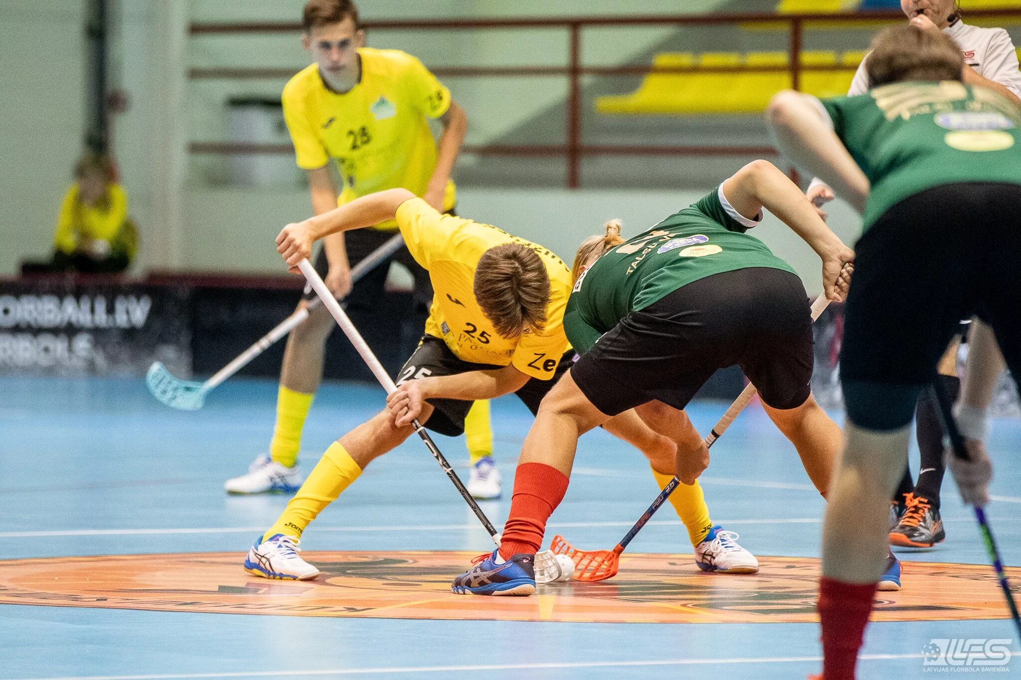 Floorball. Флорбол. Флорбол игра. Игрок флорбола. Хоккей с мячом в зале флорбол.