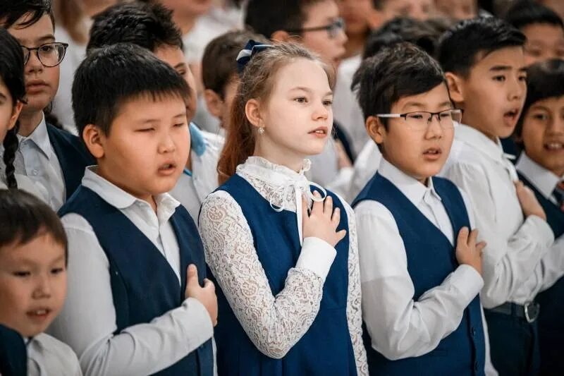 Самый длинный национальный гимн в мире. Школьники поют. Школьники поют гимн России. Школьники поют гимн. Гимн в исполнении детей.