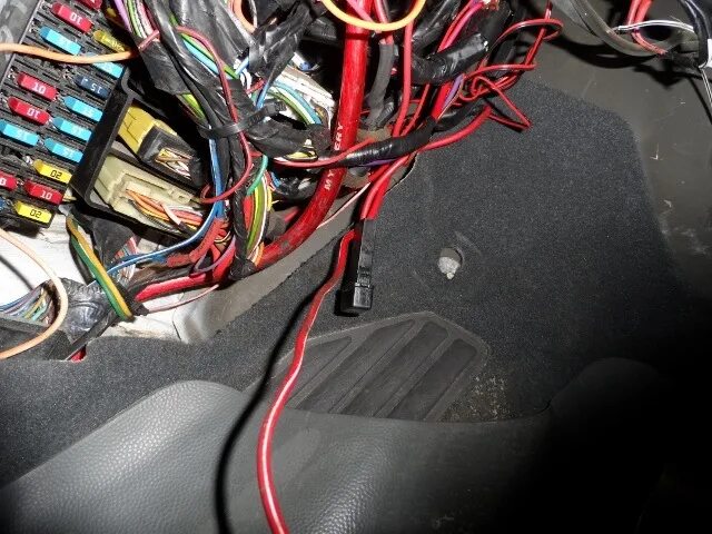 Проводка на насос калина. Где идут провода на бензонасос. Проводка бензонасоса гранта. Проводка бензонасоса нива шевроле. Где идут провода на бензонасос.