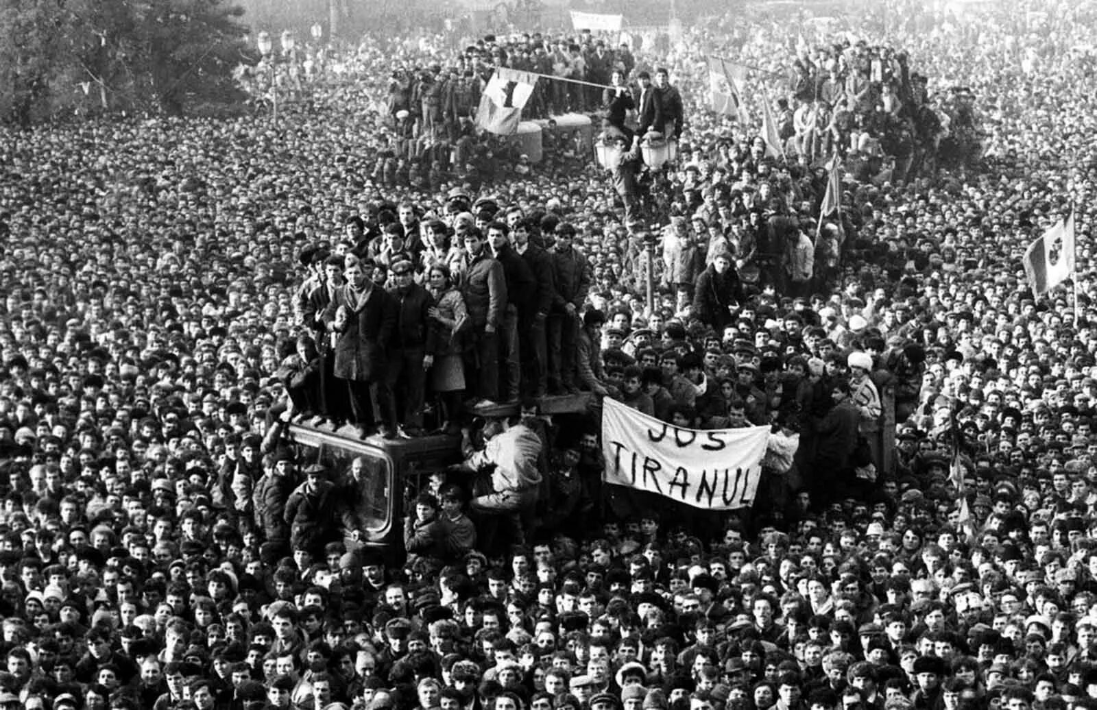 Чехословакия албания венгрия. Протесты в Румынии 1989. Румынская Декабрьская революция 1989. Румынская революция 1989 Чаушеску. Свержение Чаушеску в Румынии 1989.