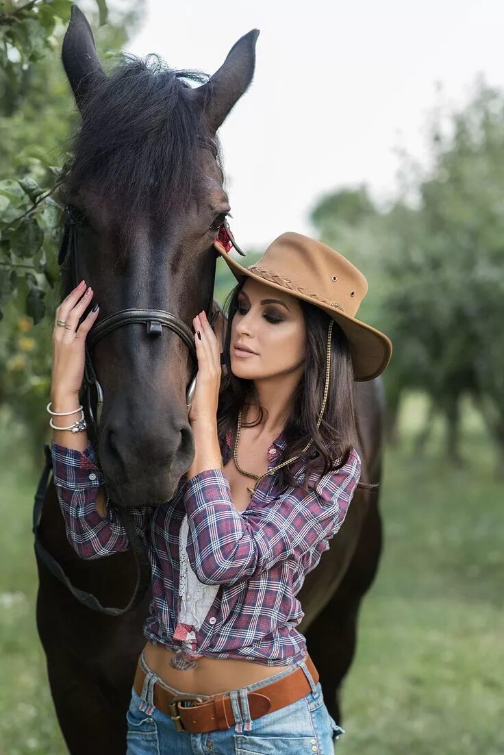 Девки и лошади. Фотосессия с лошадьми. Девушка с лошадью. Фотосессия с лошадьми образы. Фотосессия в ковбойском стиле с лошадью.