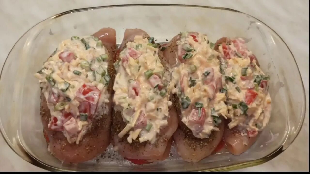 Рулетики из куриной грудки. Куриная грудка фаршированная овощами. Рулетики из филе курицы с беконом. Филе с начинкой в духовке. Фаршированные грудки.