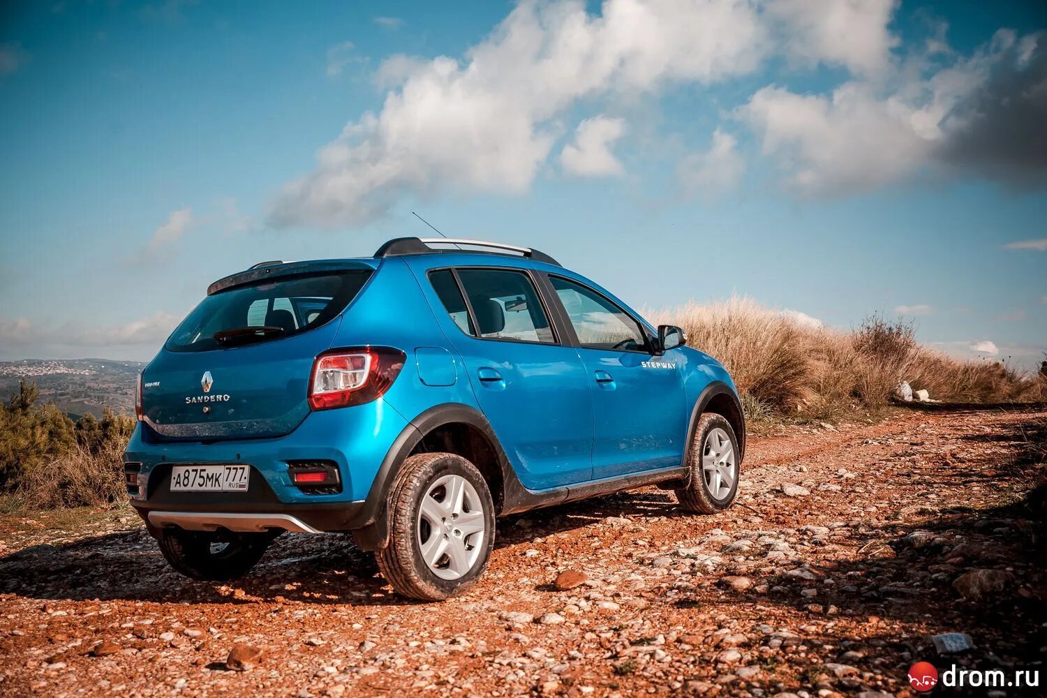 Renault stepway отзывы. Renault Sandero Stepway. Рено Сандеро степвей внедорожник. Рено Сандеро степвей 3. Логан степвей.