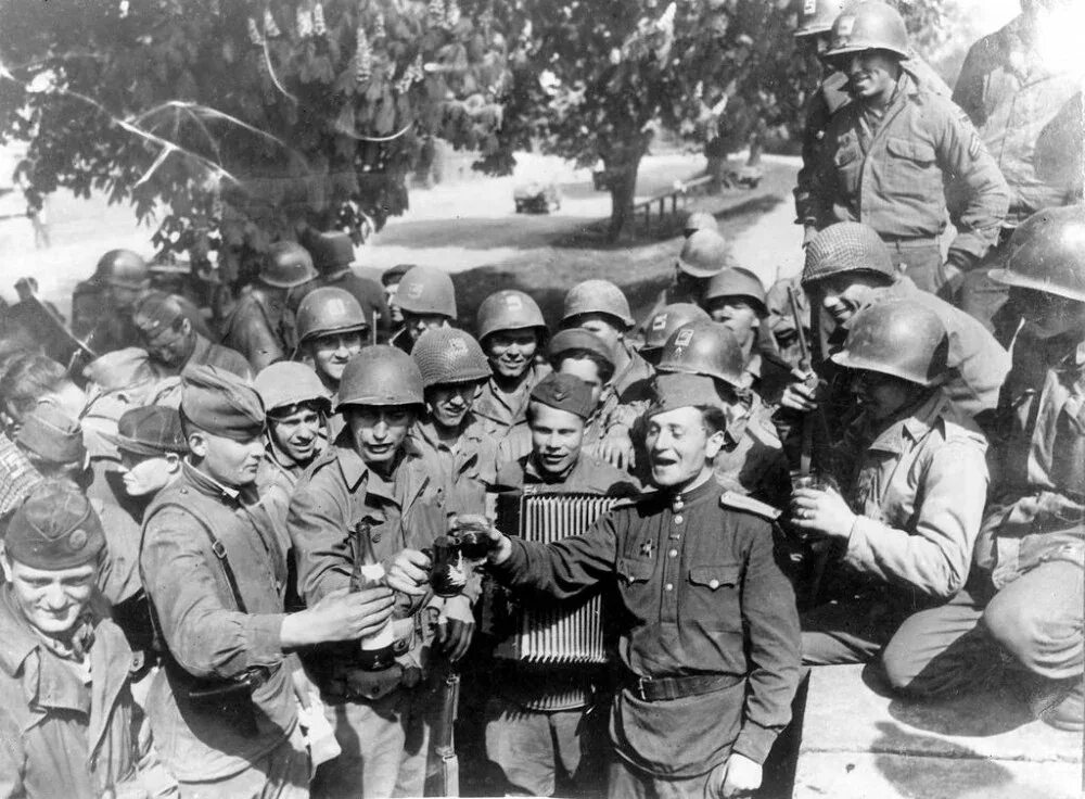 Встреча союзников на эльбе (25 апреля 1945. Встреча на эльбе 1945. 25 апреля 1945 г. Эльба вторая мировая. Встреча советских и американских войск 1945.
