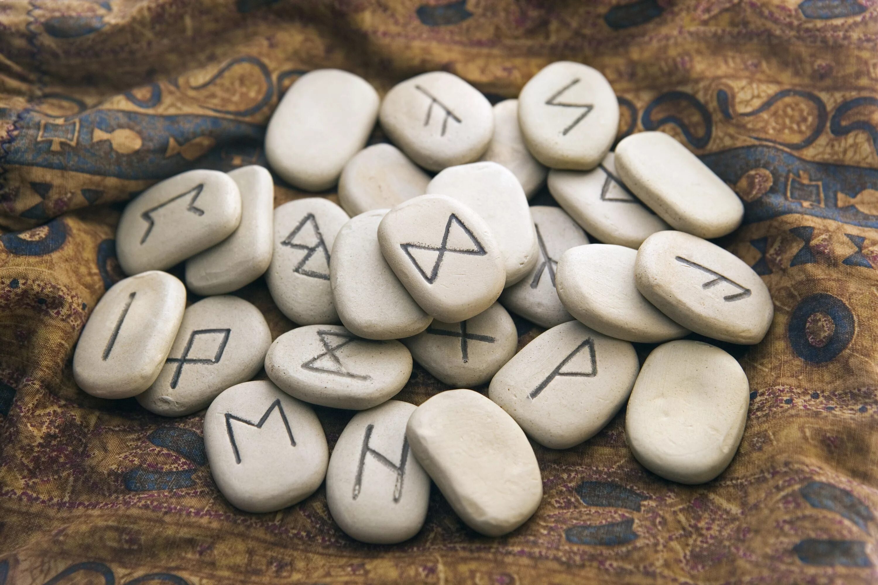 Mage runes. Руны,мантика Скандинавия. Скандинавские руны мантика. Руны на камнях. Руны на камешках.