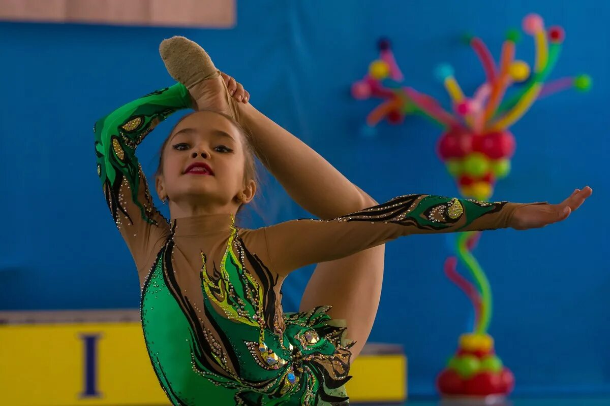 соревнования по художественной гимнастике первое место. мяч для художественной гимнастики. спортивная гимнастика новый год. соревнования по художественной гимнастике. художественная гимнастика новый год.