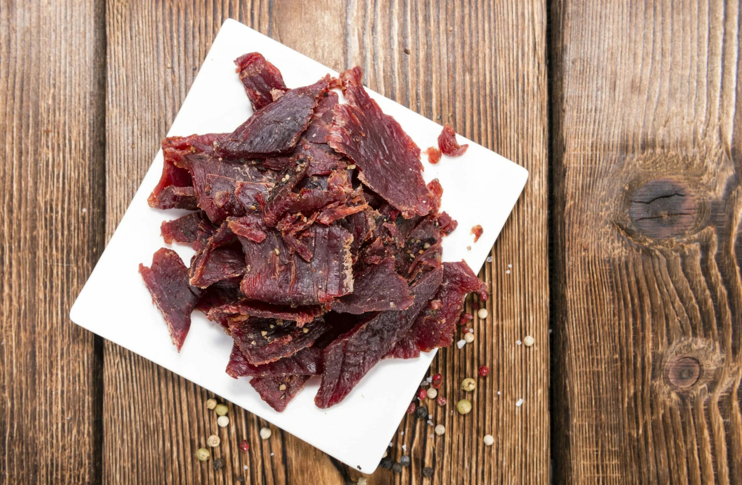 Сыровяленое мясо говядина. Мясные чипсы jerky. мясо вяленое джерки вяленое. сушеное мясо джерки. биф джерки.