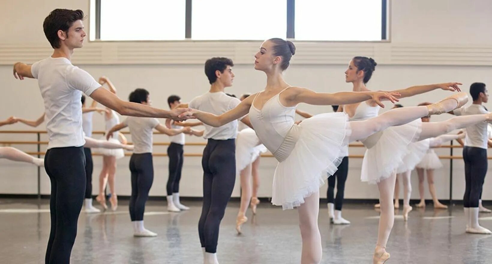 Занятия в балетном классе. Занятия в балетной школе. Классическая хореография. Классическая хореография для детей.