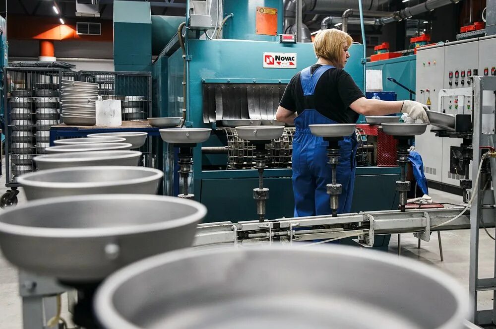 Где производятся товары. Металл посуда Кукмор завод. Заводы алюминиевой посуды. Производственный цех. Производство посуды цех.