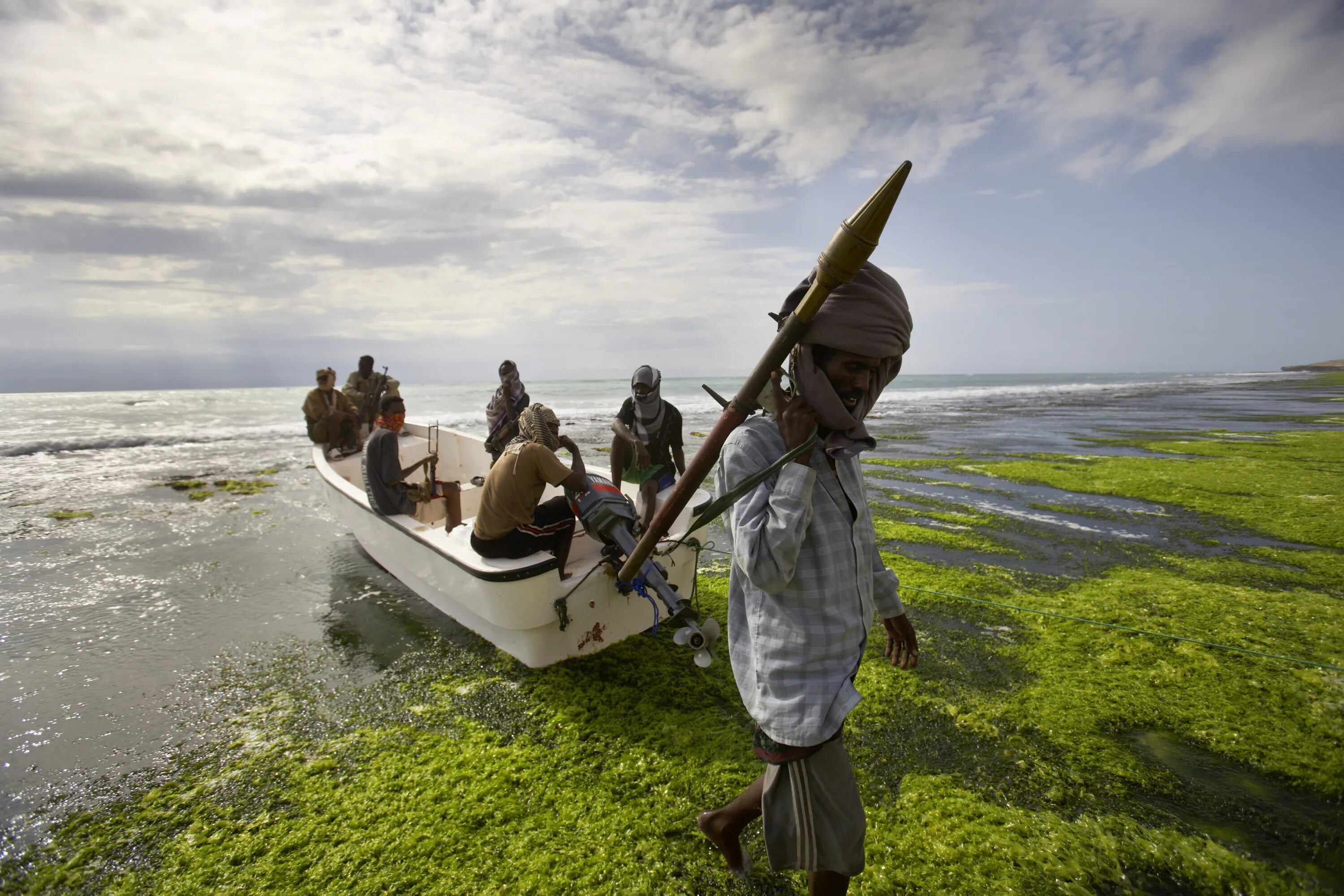 Пираты 21 века сомали. Федеративная республика сомали пираты. Корабль пиратов сомали. Морпехи и пираты. Сомалийские пираты 2020.