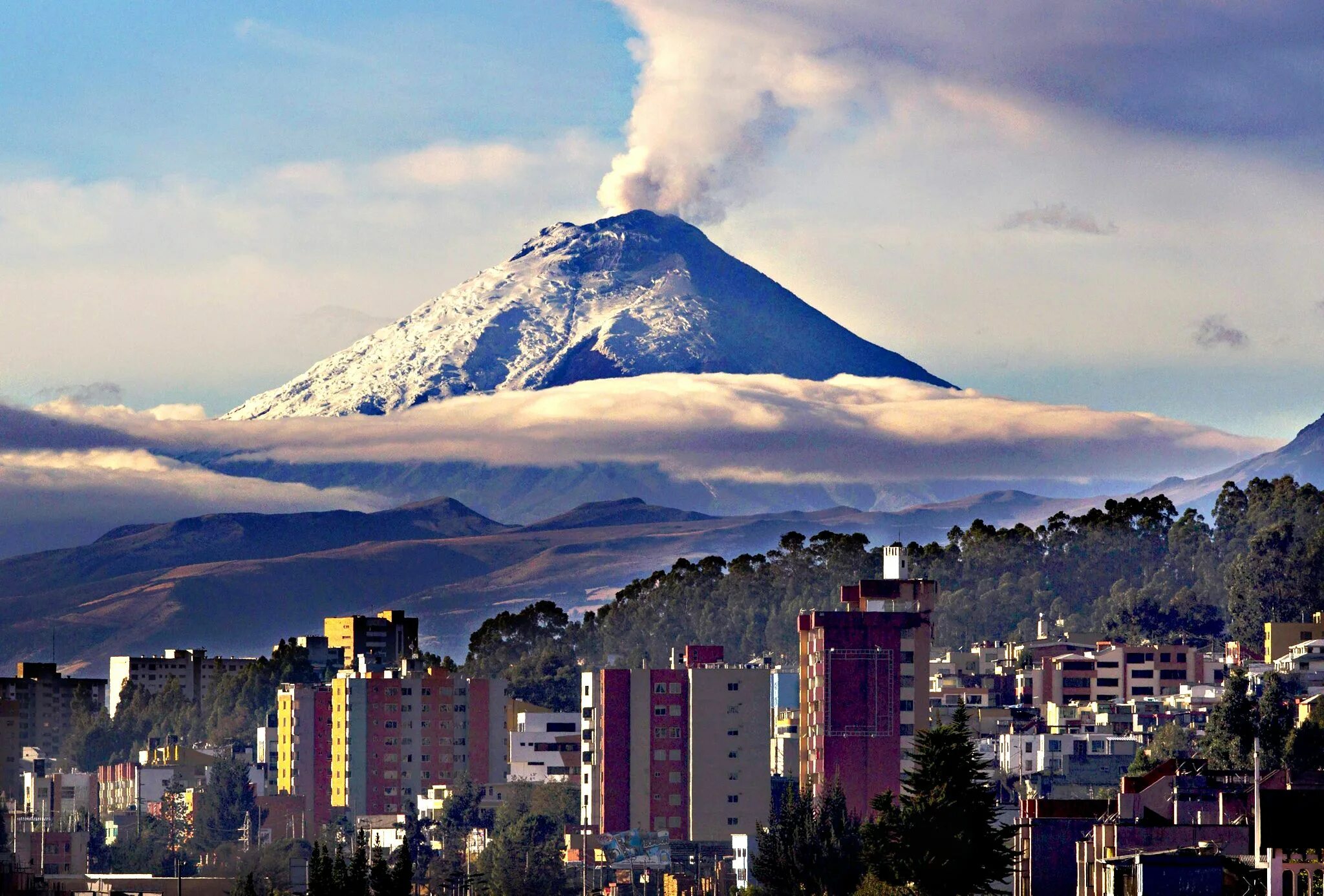 Вулканы в америке название. Эквадор вулкан Котопахи. Вулкан Котопакси. Кито Эквадор вулкан. Кито вулкан Котопахи.