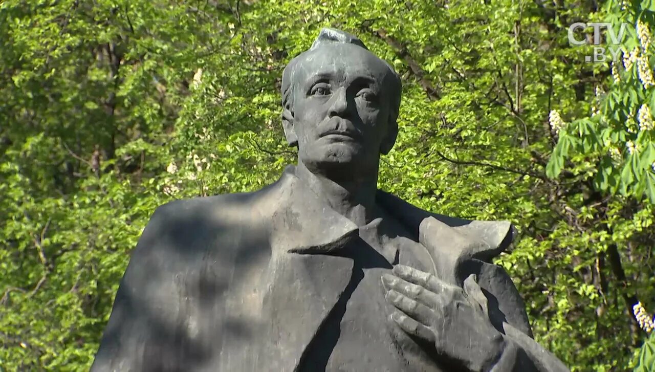 Купала памятник. Памятник купале в минске. Памятник купале в минске. Памятник янке купале (минск). Сидячий памятник.