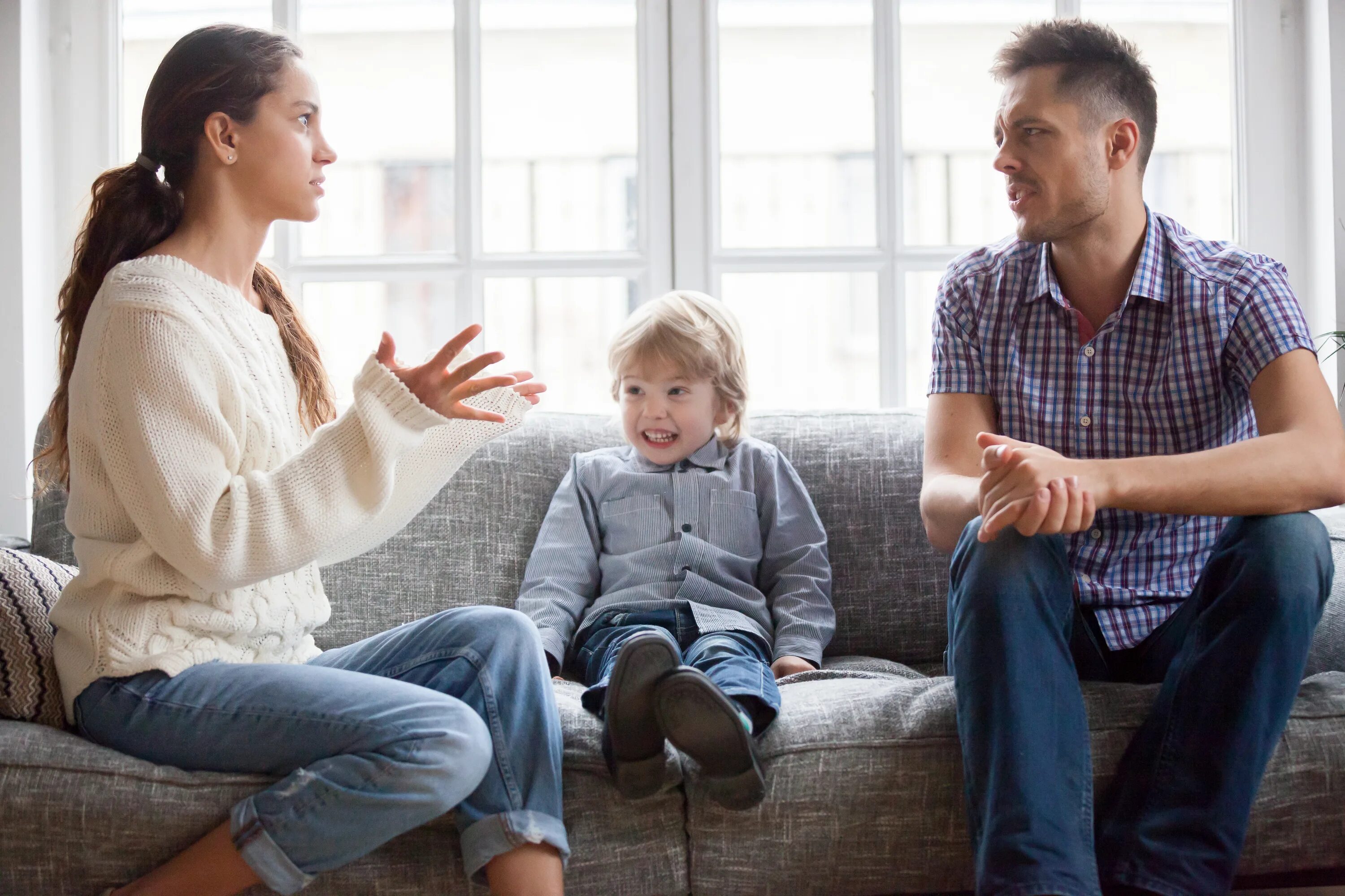 Close parents. Современная семья. Семейное воспитание. Воспитание в семье. Родители и дети.