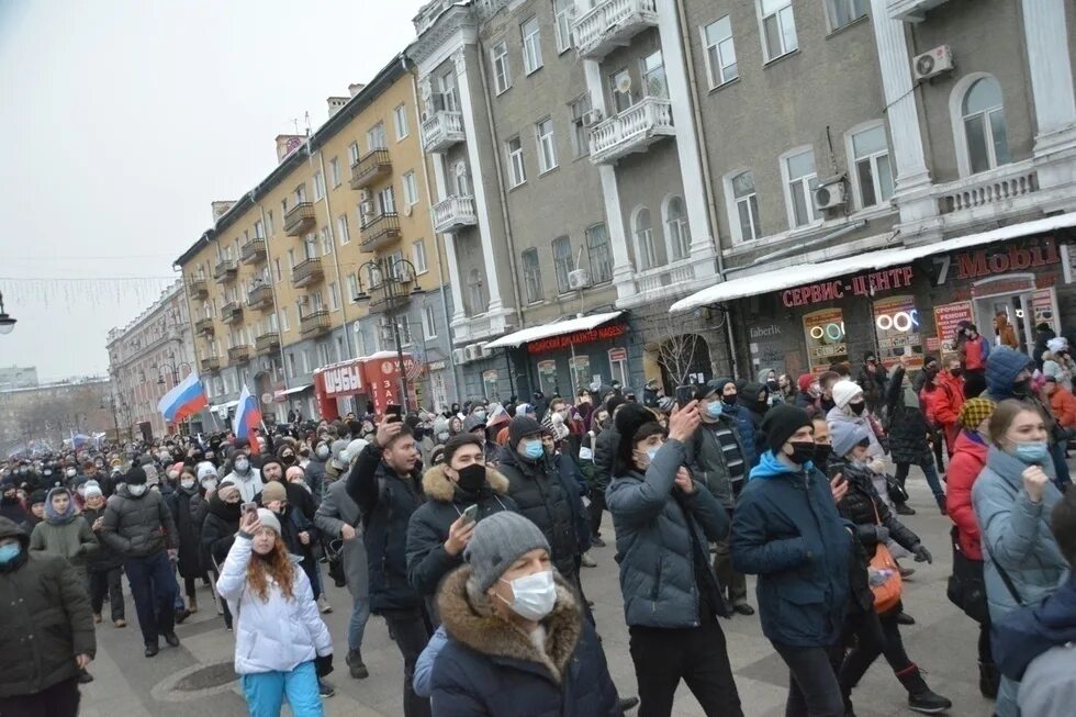 Митинг шествие Саратов. Протесты в Саратове. Митинг за Навального в Саратове. Митинг в Саратове сейчас. Митинг саратов сегодня