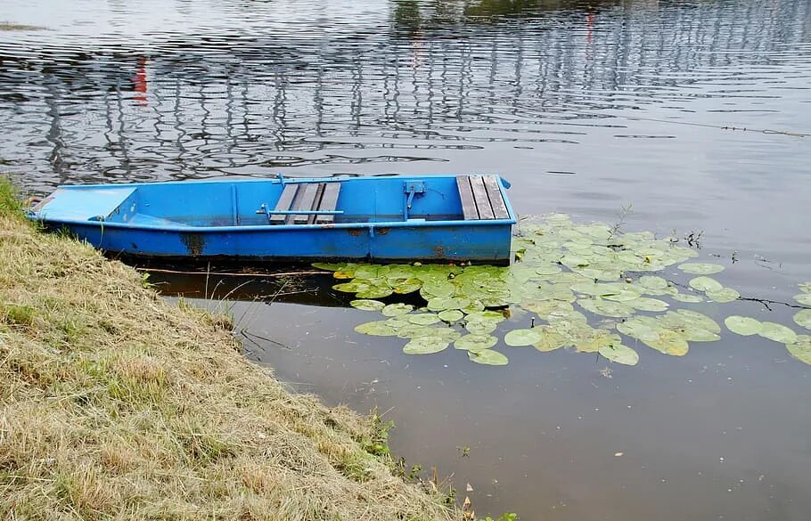 Юная плоскодонка. Плоскодонка на озере. Голубой катер. Проект плоскодонки для озера. Лодка синего цвета.